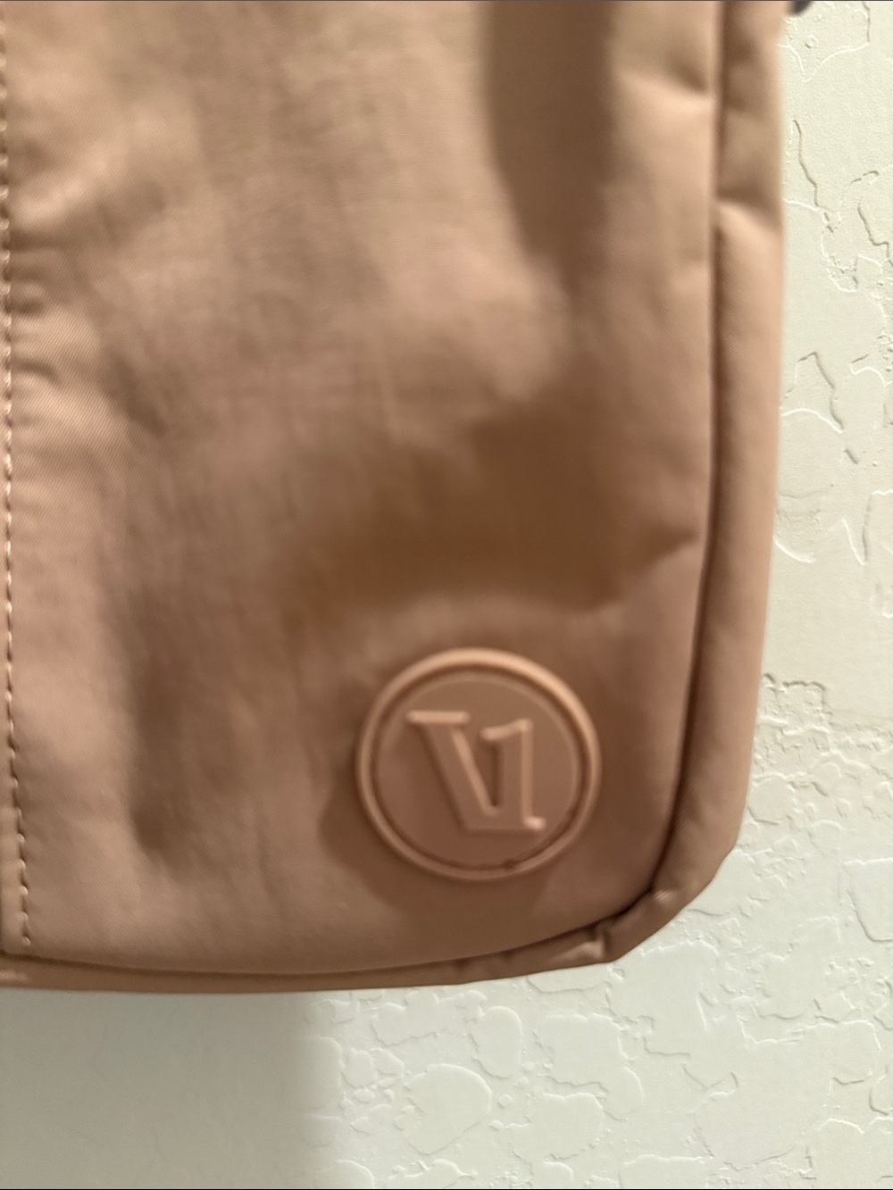 NWOT Vuori All-Around Crossbody Bag Blush Pink - Picture 3 of 8